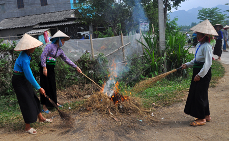 Phụ nữ xã Thanh Lương, huyện Văn Chấn dọn dẹp vệ sinh đường làng, ngõ xóm.